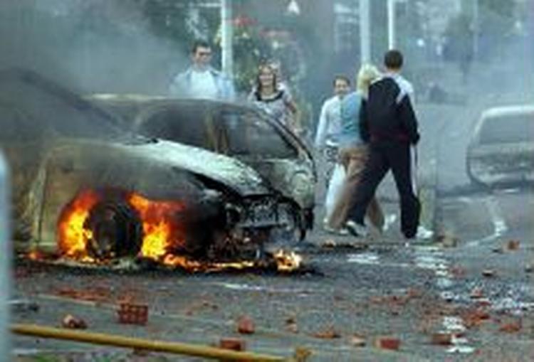 De mest voldsomme religiøse optøjer i mange år brød lørdag aften ud i Belfast . - Foto: AP 