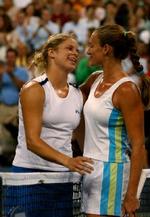 Belgiske Kim Clijsters (tv) siger tak for kampen til franske Mary Pierce efter finalen i US Open, som Clijsters vandt smertefrit. - Foto: AP 