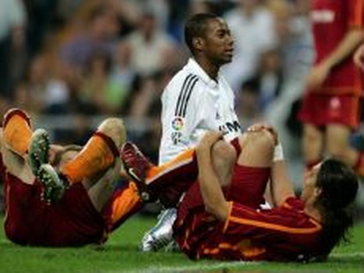 Alle mand nede. Robinho i midten og Real Madrid måtte skuffende indkassere et 3-2 nederlag mod Celta Vigo på hjemmebane. - Foto: AP 