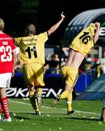 Den er god nok   Horsens  Besart Berisha har scoret, og det kunne ikke helt ødelægge hans glæde, at dommer Kim Milton Nielsen overrakte ham en advarsel for denne fejring af vindermålet.   Foto: Anders Brohus 