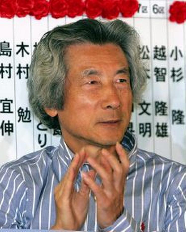Regeringslederen Junichiro Koizumi vandt det japanske valg med en stor margen. Han har nu vundet opbakning til et omfattende reformprogram. - Foto: AP 