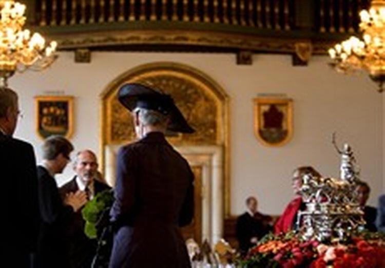 »Det er et eventyrligt hus, hvor fantasien fik lov at udfolde sig. Husets griber én om hjertet, for det myldrer både ude og inde med detaljer og samtidig er Rådhuset et monument over håndens arbejde«, sagde Dronnning Margrethe.   Foto: Finn Frandsen 