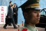 Den japanske delegation haster forbi kinesiske vagter til forhandlinger i Beijing om Nordkorea atomprogram i dag. - Foto: AP 