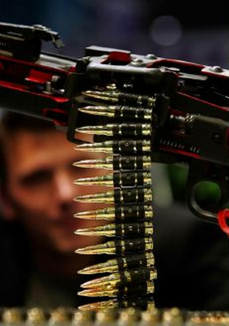 Et maskingevær af typen med tilhørende ammunition kan ses på våbenmessen. - Foto: AP 