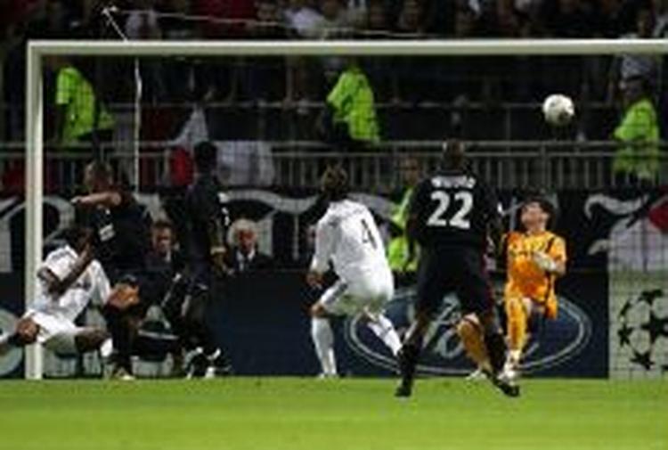Tre gange måtte Real Madrids målmand se sig passeret. - Foto: AP 
