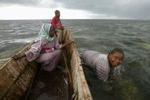 En ansat på den danske ambassade i Tanzania har svindlet for 3,8 millioner kroner. Bistandspenge, der skulle være kommet landets fattigste tilgode. Billedet viser tang-fiskende kvinder på Zanzibar i Tanzania. - Arkivfoto: AP 