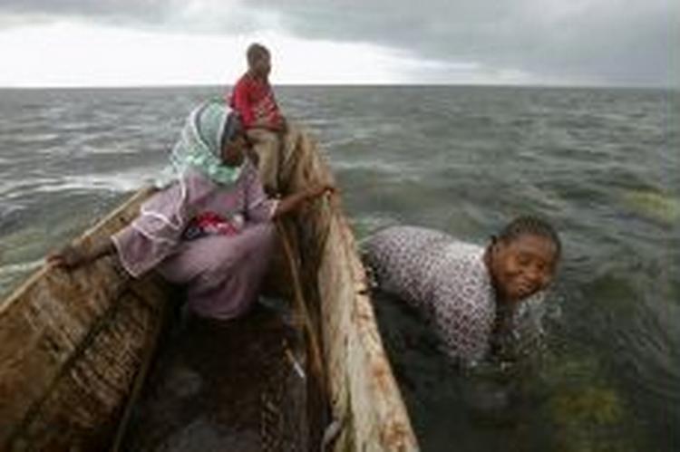 En ansat på den danske ambassade i Tanzania har svindlet for 3,8 millioner kroner. Bistandspenge, der skulle være kommet landets fattigste tilgode. Billedet viser tang-fiskende kvinder på Zanzibar i Tanzania. - Arkivfoto: AP 