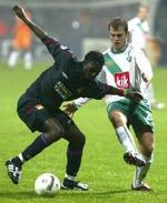 Daniel Jensen i kamp med Olympique Lyons midtbanespiller Diarra i Champions Leagues 1/8-finale i sidste sæson. Werder Bremen tabte sammenlagt med 10-2 til franskmændene. 