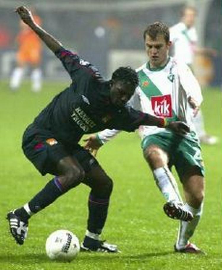 Daniel Jensen i kamp med Olympique Lyons midtbanespiller Diarra i Champions Leagues 1/8-finale i sidste sæson. Werder Bremen tabte sammenlagt med 10-2 til franskmændene. 