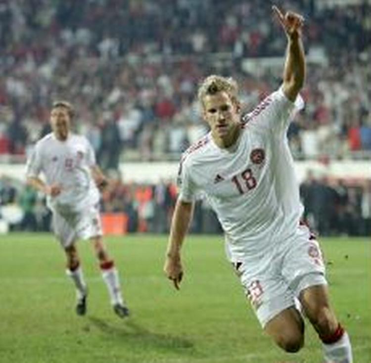 Søren Larsen jubler efter sin 2-2-scoring mod Tyrkiet. - Foto: Lars Poulsen. 