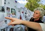 Opslagstavle med billeder af folk, der forsvandt i Thailand efter tsunamien i december. Et laboratorium i Bosnien har nu identificeret 326 ofre. - Foto: AP 