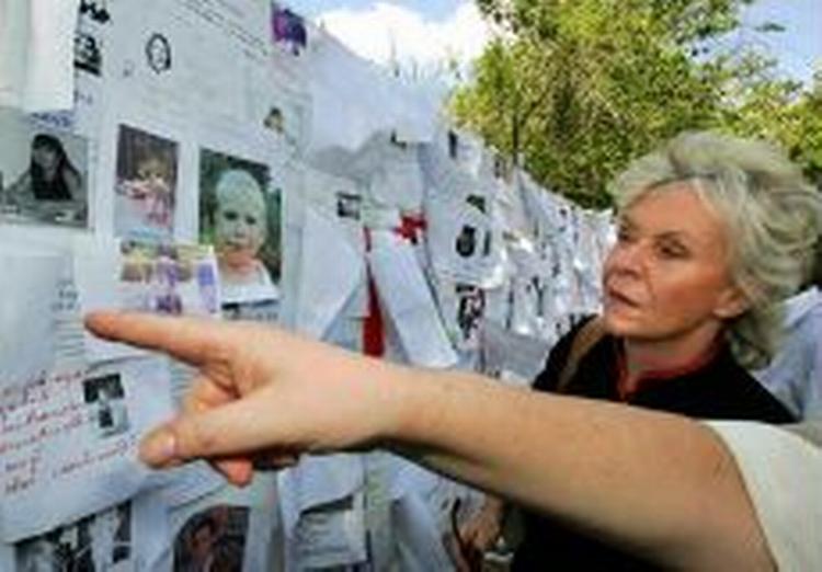 Opslagstavle med billeder af folk, der forsvandt i Thailand efter tsunamien i december. Et laboratorium i Bosnien har nu identificeret 326 ofre. - Foto: AP 