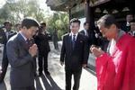 Sydkorea genforeningsminister Chung Dong-young (tv) hilser på en nordkoreansk munk og hans modpart fra Nordkorea Kwon Ho Ung (midt) før forhandlinger mellem de to lande i dag. - Foto: AP 
