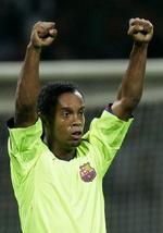Ronaldinho jubler efter sin scoring. - Foto: AP 