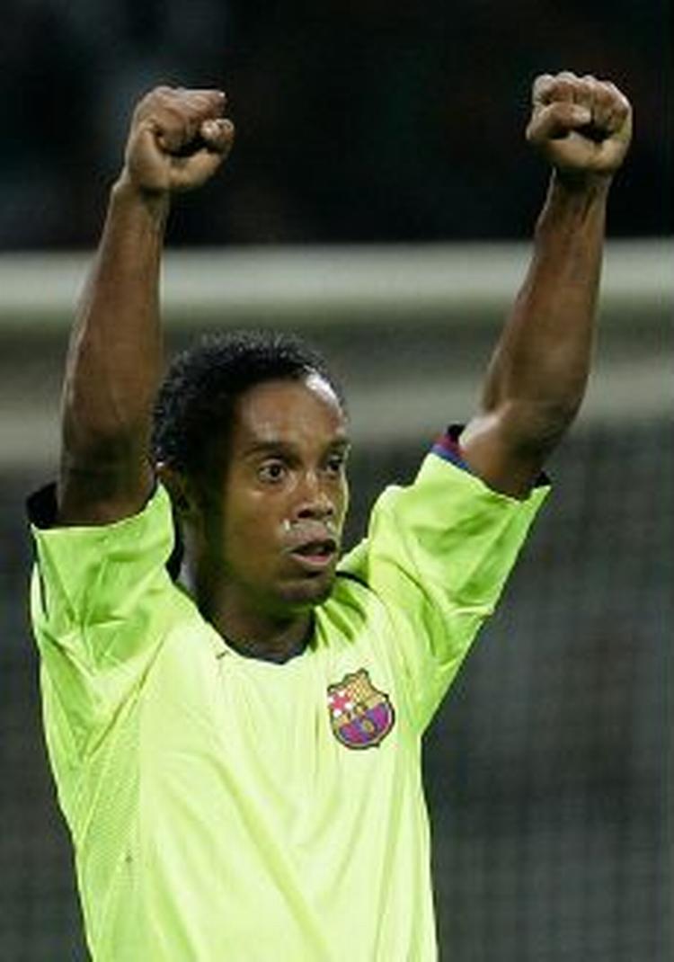 Ronaldinho jubler efter sin scoring. - Foto: AP 
