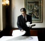 Mohammed Sarwar er pilot og uddannet i Danmark. Han er endnu et eksempel på højtuddannede indvandrere, der ender i restaurationsbranchen, efter at de er blevet trætte af at sende ansøgninger.   Foto: Thomas Borberg 