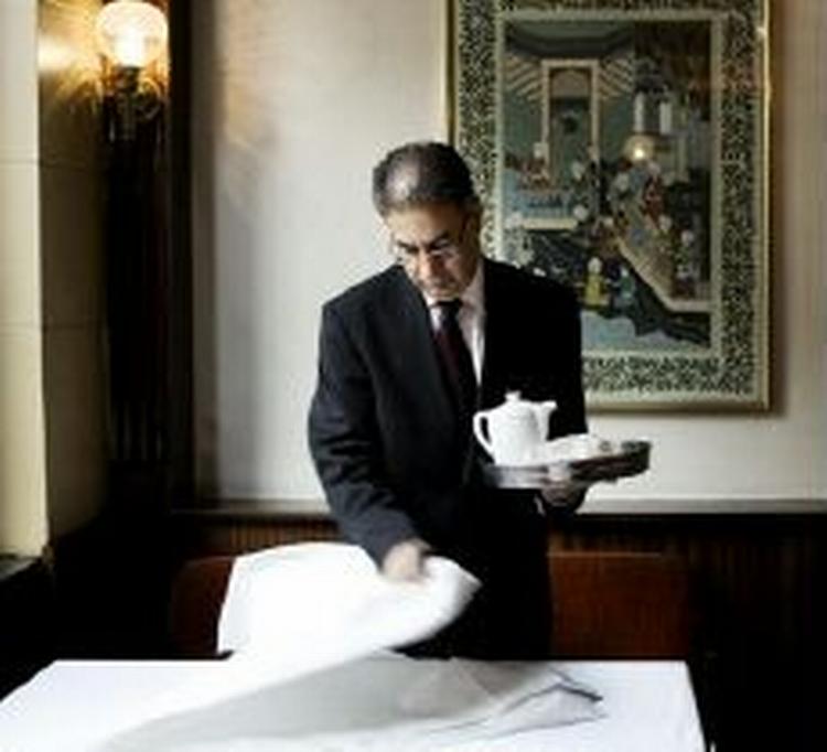 Mohammed Sarwar er pilot og uddannet i Danmark. Han er endnu et eksempel på højtuddannede indvandrere, der ender i restaurationsbranchen, efter at de er blevet trætte af at sende ansøgninger.   Foto: Thomas Borberg 