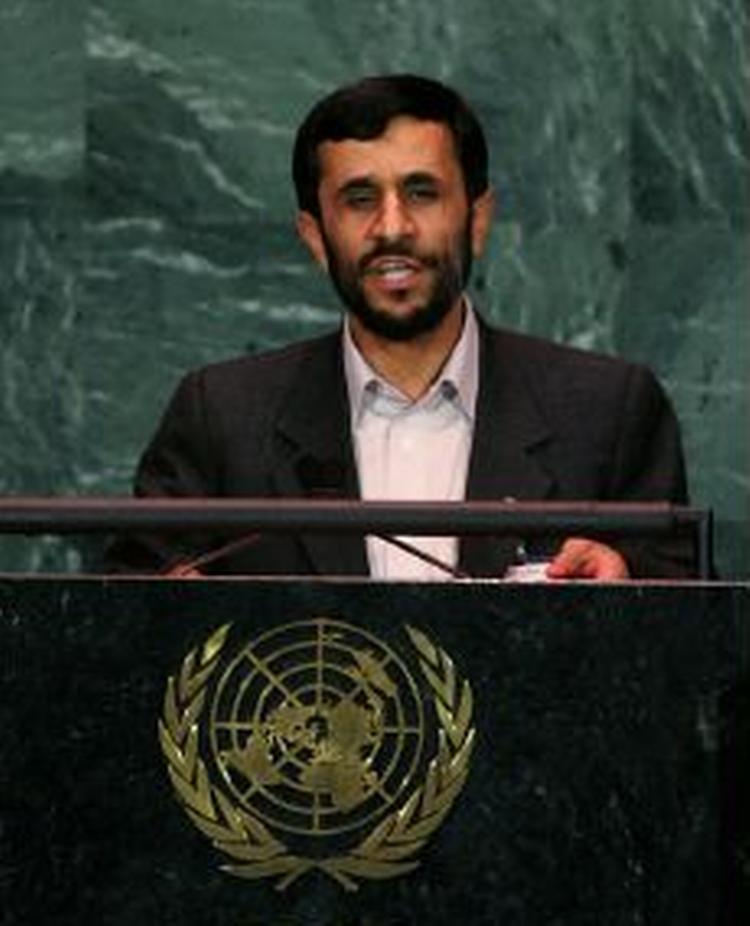 Irans Mahmoud Ahmadinejad brugte sin debut på FN's talerstol til et direkte angreb på USA. - Foto: AP 