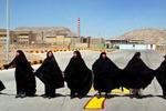 Iranske kvinder danner kæde foran uranberigelsesanlægget i Isfahan. De protesterer mod, at EU og USA vil kontrollere værket. Nu vil Iran dele know-how om atomkraft med andre islamiske lande. - Foto: AP 