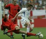To belgiere på jagt efter Smertin under EM sidste sommer. Smertin synes at det engelske fodboldforbund skulle indlede en jagt på Alan Curbishley. - Arkivfoto: AP. 