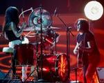 Duoen White Stripes i gang med deres 'Seven Nation Army' på scenen ved Grammy Awards sidste år. Danskerne er opsatte på at se duoen live, og billetter til koncerten i Danmark blev revet væk. - Arkivfoto: AP 
