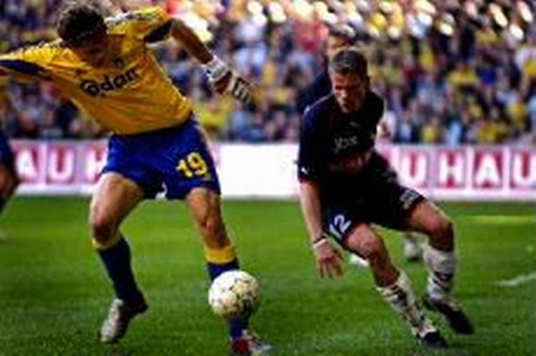 Johan Elmander (t.v.) og Jesper Mikkelsen i kamp Kr. Himmelfartsdag i Parken. - Arkivfoto: Polfoto: 