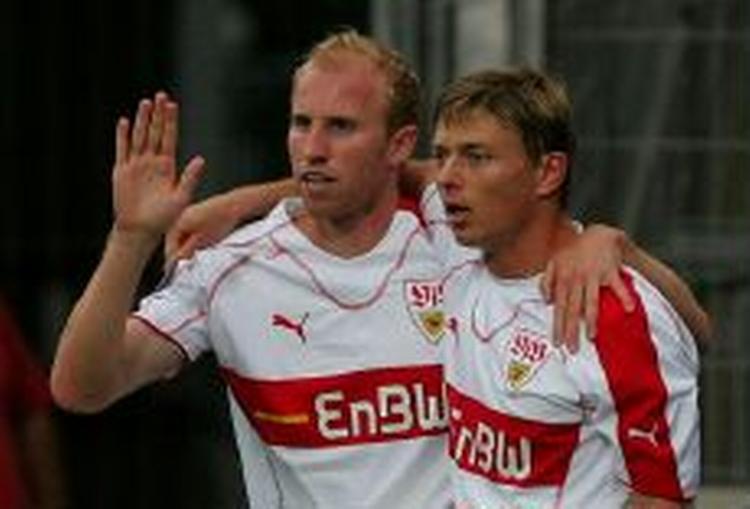 Ludovic Magnin lykønsker Tomasson med målet. - Foto: AP 