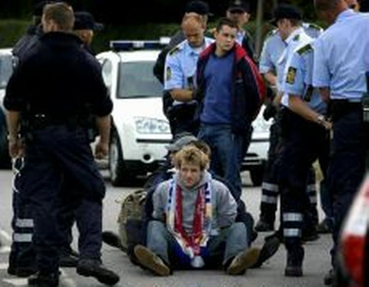 Politiet har anholdt 70 fans. - Foto: Jens Dresling 