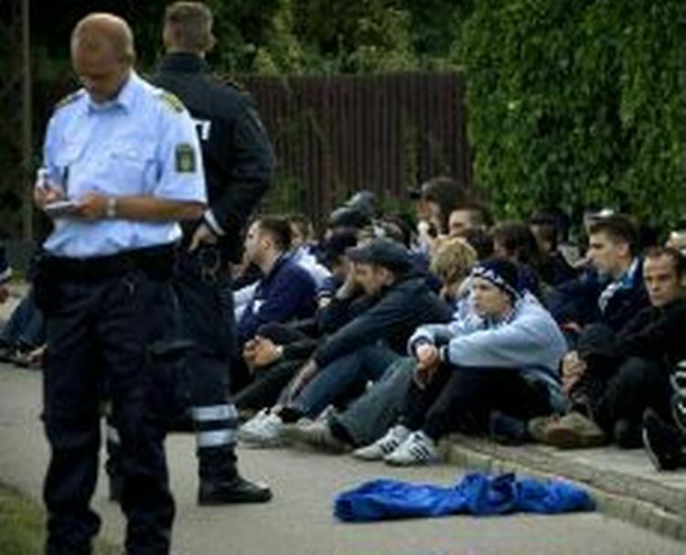 Næsten 100 fans er foreløbigt anholdt i Brøndby-området. - Foto: Jens Dresling 