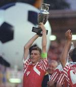 Lars Olsen løfter EM-trofæet efter sejren over Tyskland i finalen i 1992. - Arlivfoto: Kim Agersten 