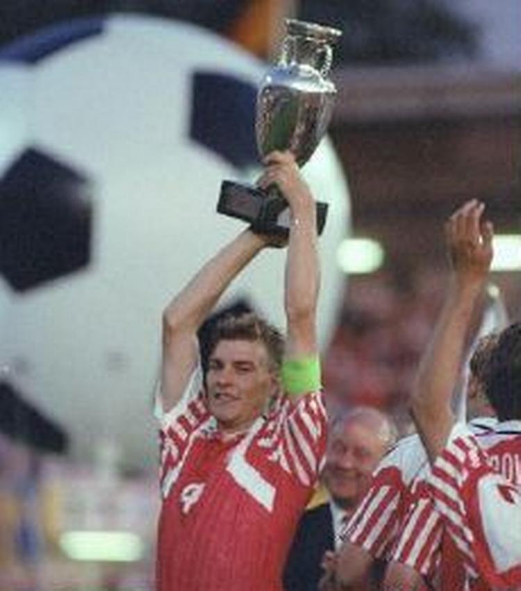 Lars Olsen løfter EM-trofæet efter sejren over Tyskland i finalen i 1992. - Arlivfoto: Kim Agersten 