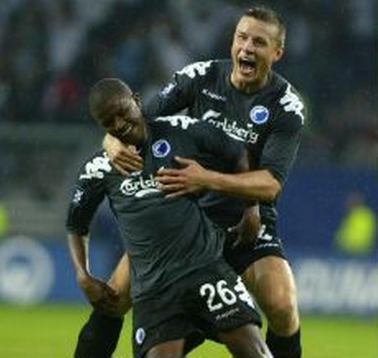 Michael Gravgaard kaster sig over van Heerden efter dennes scoring. - Foto: AP 