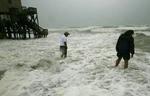 Vandet fosser ind over land i kystbyen Nags Head i North Carolina. - Foto: AP 