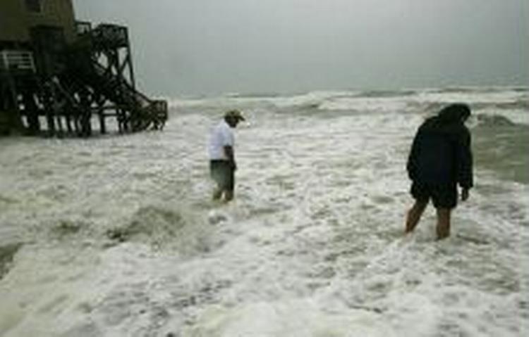 Vandet fosser ind over land i kystbyen Nags Head i North Carolina. - Foto: AP 