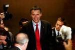 Vinderen af det norske valg mandag, Jens Stoltenberg fra Arbeiderpartiet har fortalt USA's præsident Bush, at norske soldater vil blive trukket hjem fra Irak. - Arkivfoto: AP 
