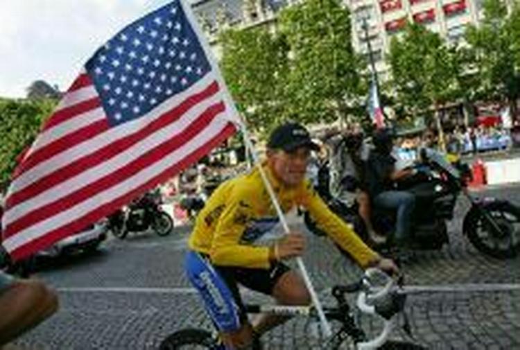 Lance Armstrong holder det amerikanske flag efter sin syvende sejr i træk i Tour de France i år. Men det er altså slut nu, siger amerikaneren. - Arkivfoto: AP 