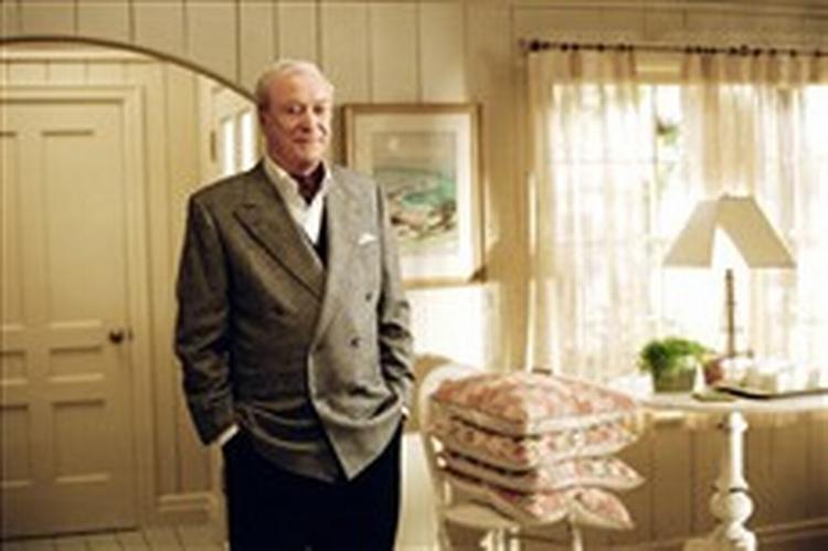 En af de få formildende omstændigheder ved Nora Ephrons komedie 'Forhekset' er - som i så mange andre sammenhænge - britiske Michael Caine. - Foto: Sony Pictures International 