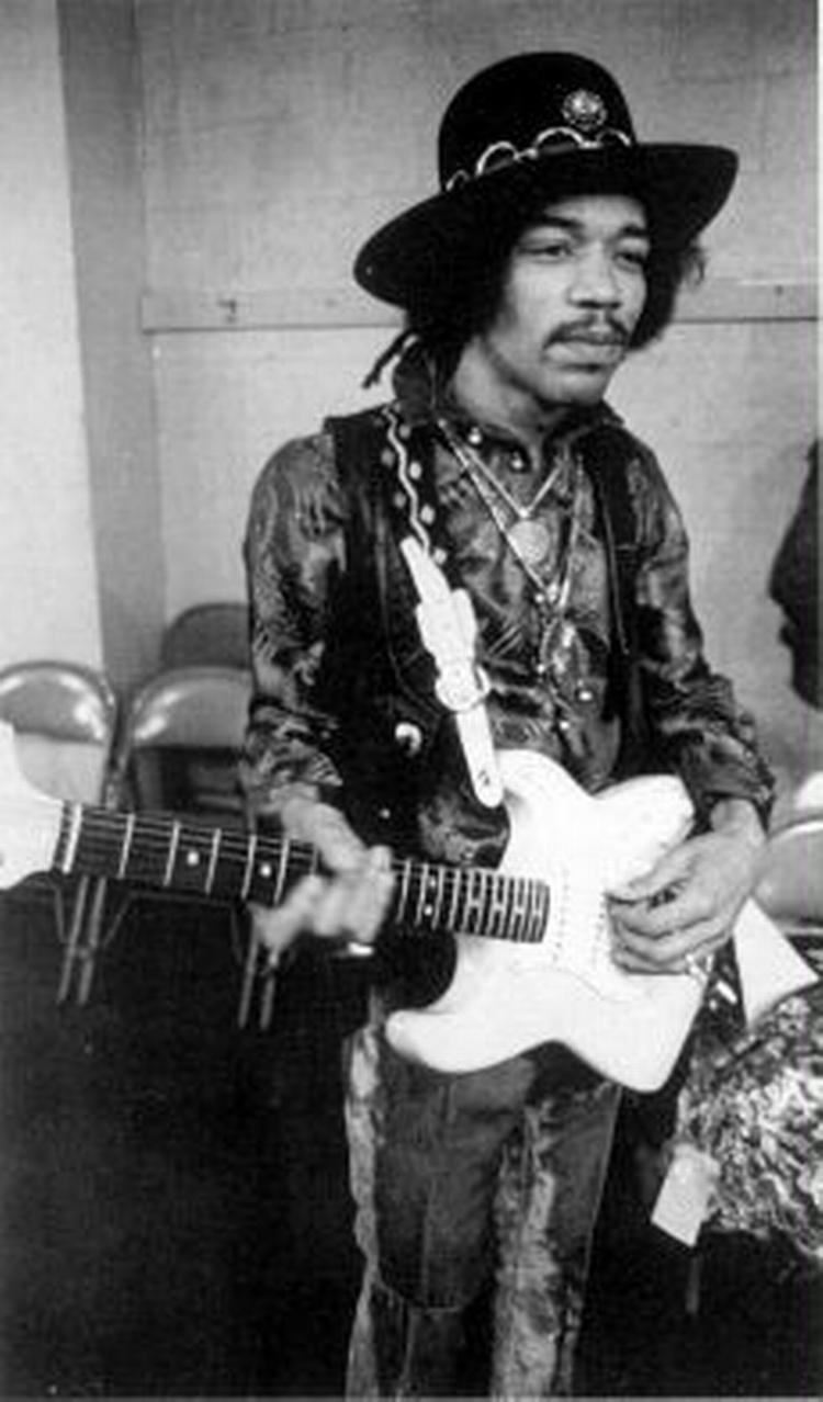 HOMECOMING. Jimi Hendrix  klædt på  til koncert i hjembyen Seattle 12. februar 1968.   Foto fra bogen: Ulvis Albert 