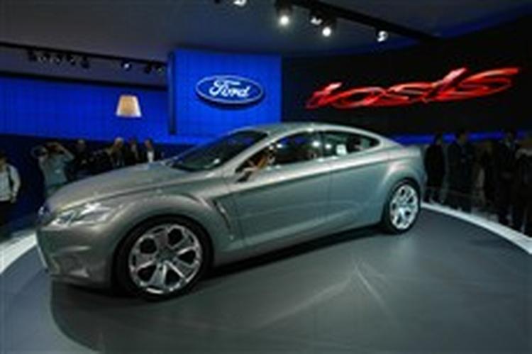 Fra denne vinkel ser Ford Iosis ikke så vild ud. Mange af stilelementerne dukker med garanti op i næste Ford Mondeo. Foto. Ford 