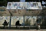 Valgplakater dækker et busskur i Kabul. Foto: AP 
