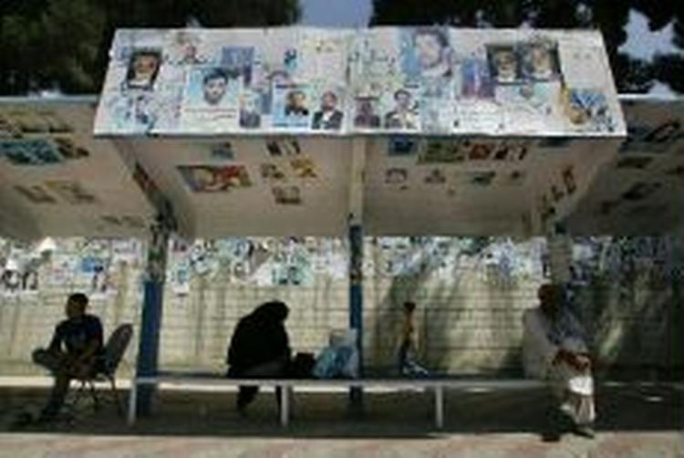 Valgplakater dækker et busskur i Kabul. Foto: AP 