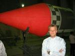 Karl Kaas Laursen foran den russiske militærraket, der tager satellitten med ud i rummet. 