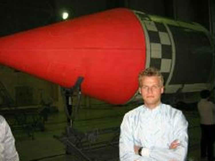 Karl Kaas Laursen foran den russiske militærraket, der tager satellitten med ud i rummet. 