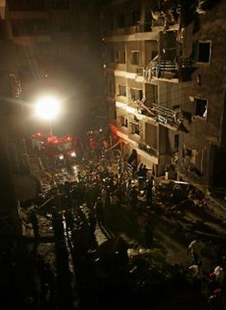 Folk stimler sammen ved det sted i det overvejende kristne østlige Beirut, hvor en bombe sent i aftes dræbte mindst én person. - Foto: AP 