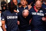 Mafiabossen Paolo di Lauro på vej til arresthuset. - Foto: AP 
