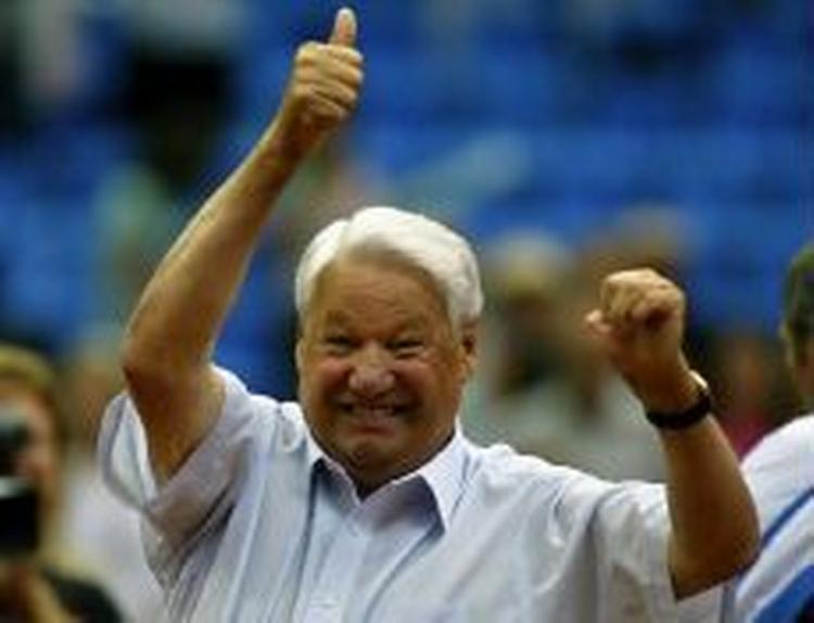 Her et billede af 74-årige Jeltsin under en landskamp i tennis i sommer. - Foto: AP 