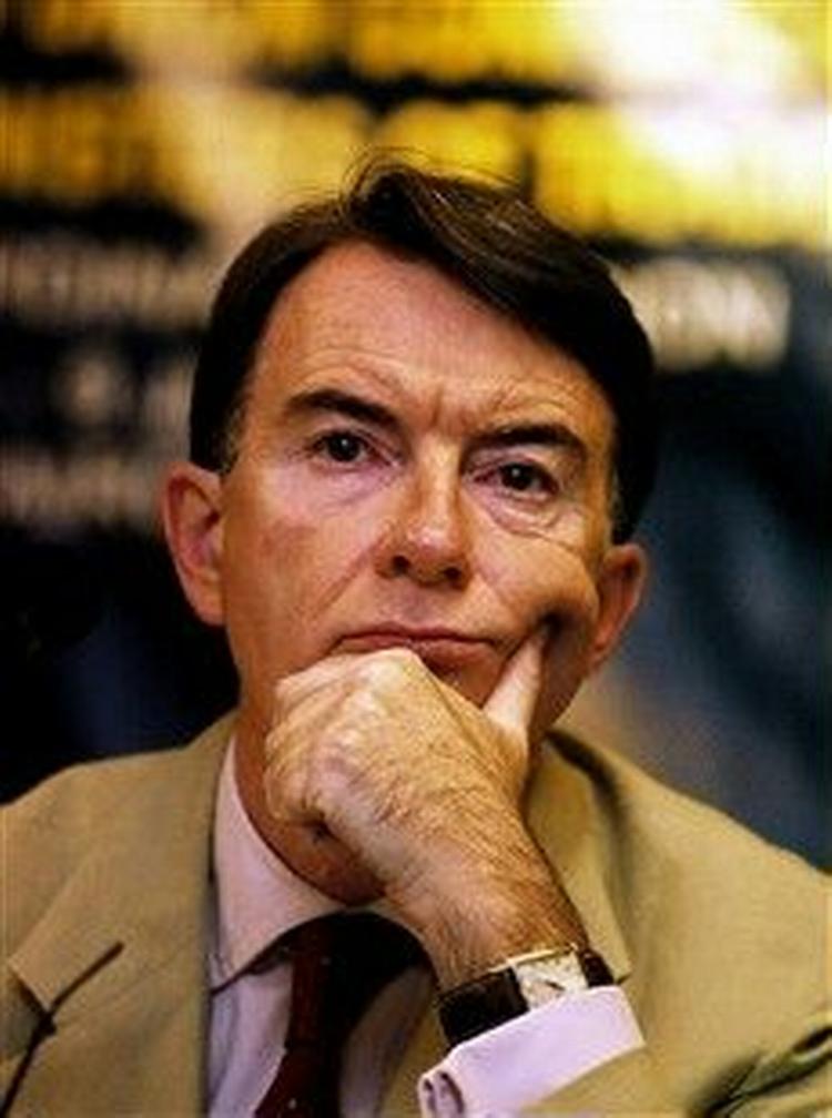 'Protektionisme fører ikke nogen vegne på længere sigt. Vi kan ikke klare os ved bare at lukke af for billige varer', siger handelskommissær Mandelson. - Foto: Mohamed al-Sehety 