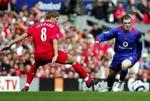 Wayne Rooney (t.h.) tørrer Steven Gerrard. - Foto: AP: 