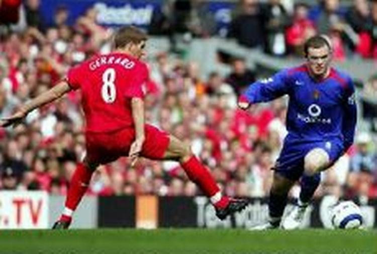 Wayne Rooney (t.h.) tørrer Steven Gerrard. - Foto: AP: 