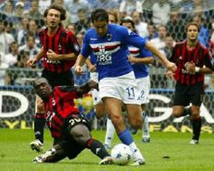 Lamberto Zauli på vej væk fra Milans Clarence Seedorf. - Foto: AP. 